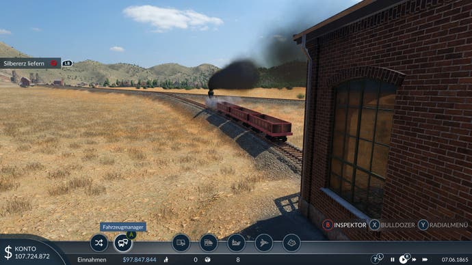 Ein Zug fährt in Transport Fever 2 aus einem Zugdepot.