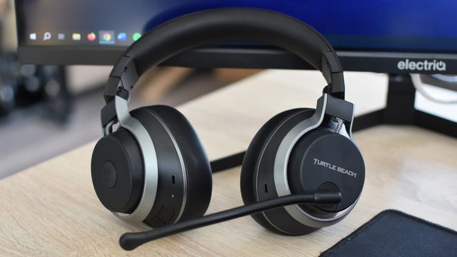 Le casque de jeu Turtle Beach Stealth Pro appuyé contre un écran de bureau.