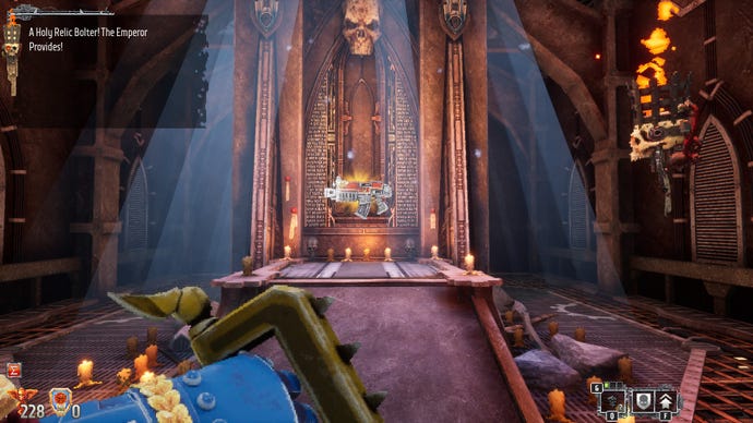 Un pistolet baigné dans une lueur orange flotte sur un autel dans Warhammer 40k Boltgun
