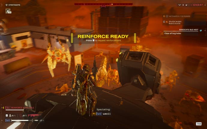 Helldivers 2 Screenshot - samotny Helldiver stoi na szczycie statku ekstrakcyjnego, otoczonego robakiem, z ich kolegą z drużyny