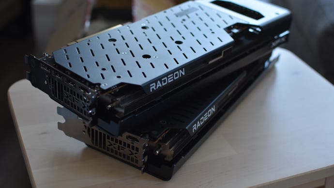 XFX Speedster Qick 319 Radeon RX 7700 XT Black Edition og XFX Speedster Qick 319 Radeon RX 7800 XT Core Edition Graphics Cards stablet på et bord
