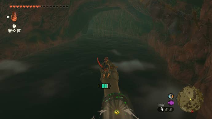 Линк едет на плоту, сделанном из бревна и веера, через пещеру Сарджон в The Legend of Zelda: Tears of the Kingdom