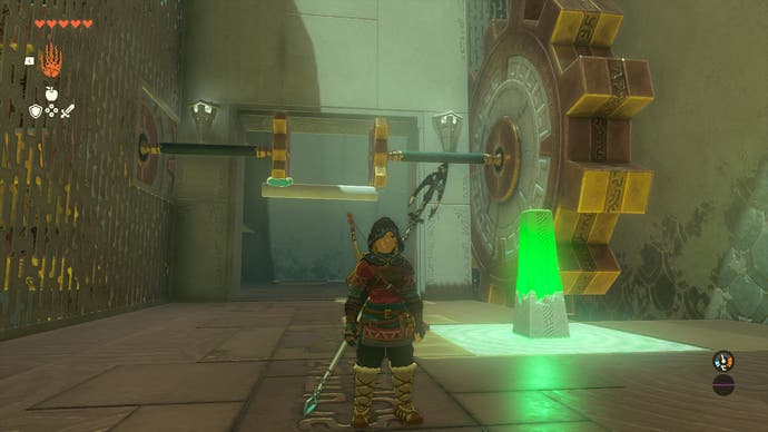 Link, die an einem massiven Gang im Riogok -Schrein steht, das die Größe einer Wand hat