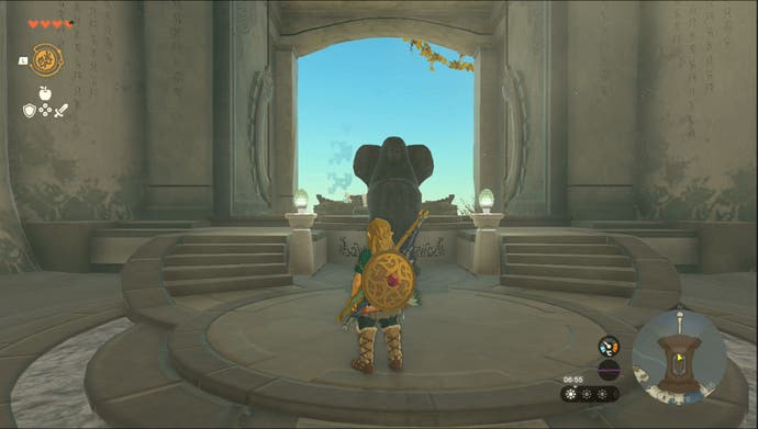 Lien debout près du temple de la statue de déesse du temps sur la grande île du ciel à Zelda: larmes du royaume
