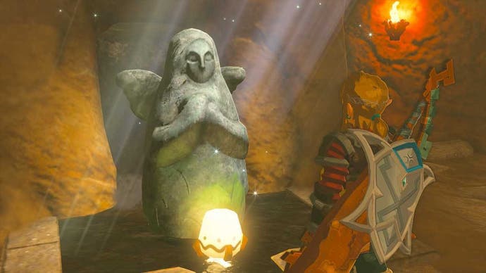 Lien debout près de la statue de déesse de la ville de Gerudo dans la région du canyon de Gerudo à Zelda: larmes du royaume