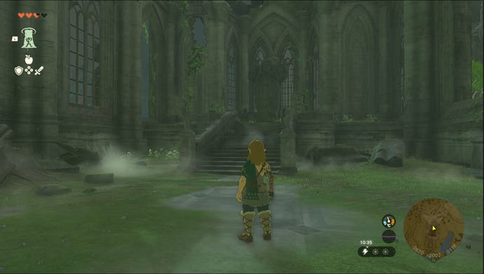 Lien debout près de l'emplacement de la statue de la déesse du Grand Plateau dans la région du champ Hyrule à Zelda: Tears of the Kingdom