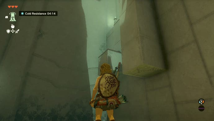 在《塞尔达传说:王国之泪》中，Link站在Gutanbac神殿的高墙旁。