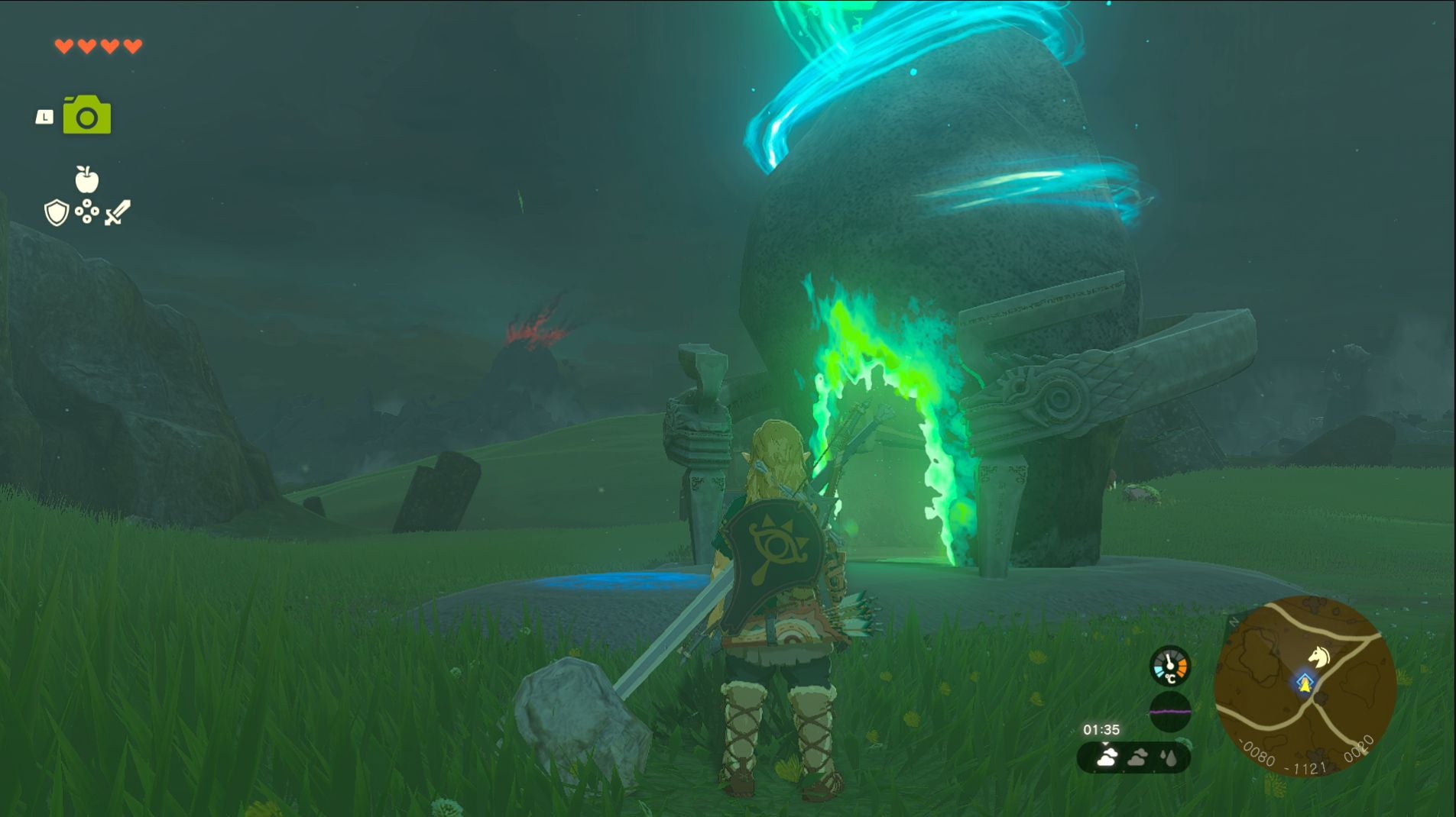 Link acercándose a un Santuario por la noche, que tiene un brillo verde rodeándolo, en The Legend of Zelda: Tears of the Kingdom.