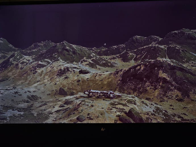 Ein Screenshot eines gestörten Geister-Asteroiden über der Oberfläche eines Planeten in Starfield, gepostet von Twitter-Nutzer Niall H.