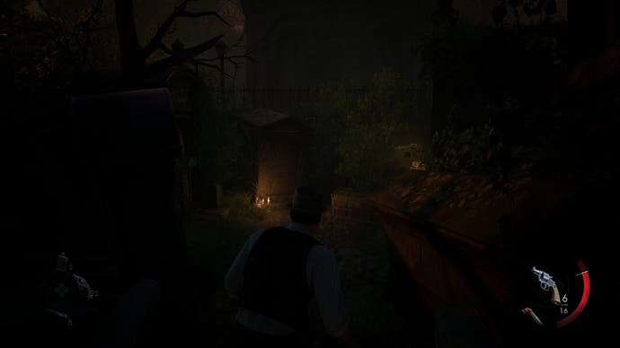 تنها در تاریکی - ادوارد کارنبی در مقابل تابوت های سنگی در یک گورستان تاریک خمیده است.