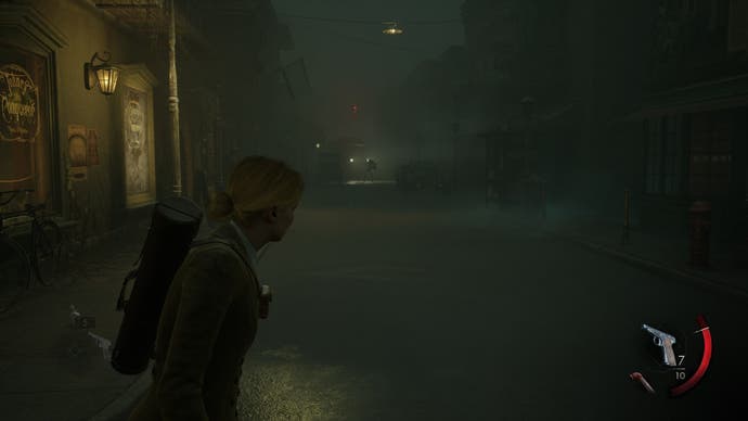 تنها در تاریکی - امیلی هارتوود در خیابانی تاریک و روشن با چراغ خیابان به هیولایی که در انتهای آن ایستاده نگاه می کند.