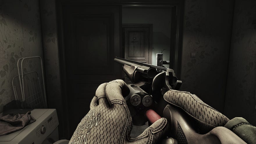 Een speler herlaadt een draaiend jachtgeweer vat in ontsnapping uit Tarkov