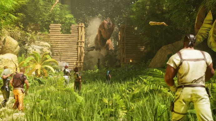 Ein Dinosaurier zerschmettert ein Tor, während die Charaktere in Ark: Survival Ascended zuschauen