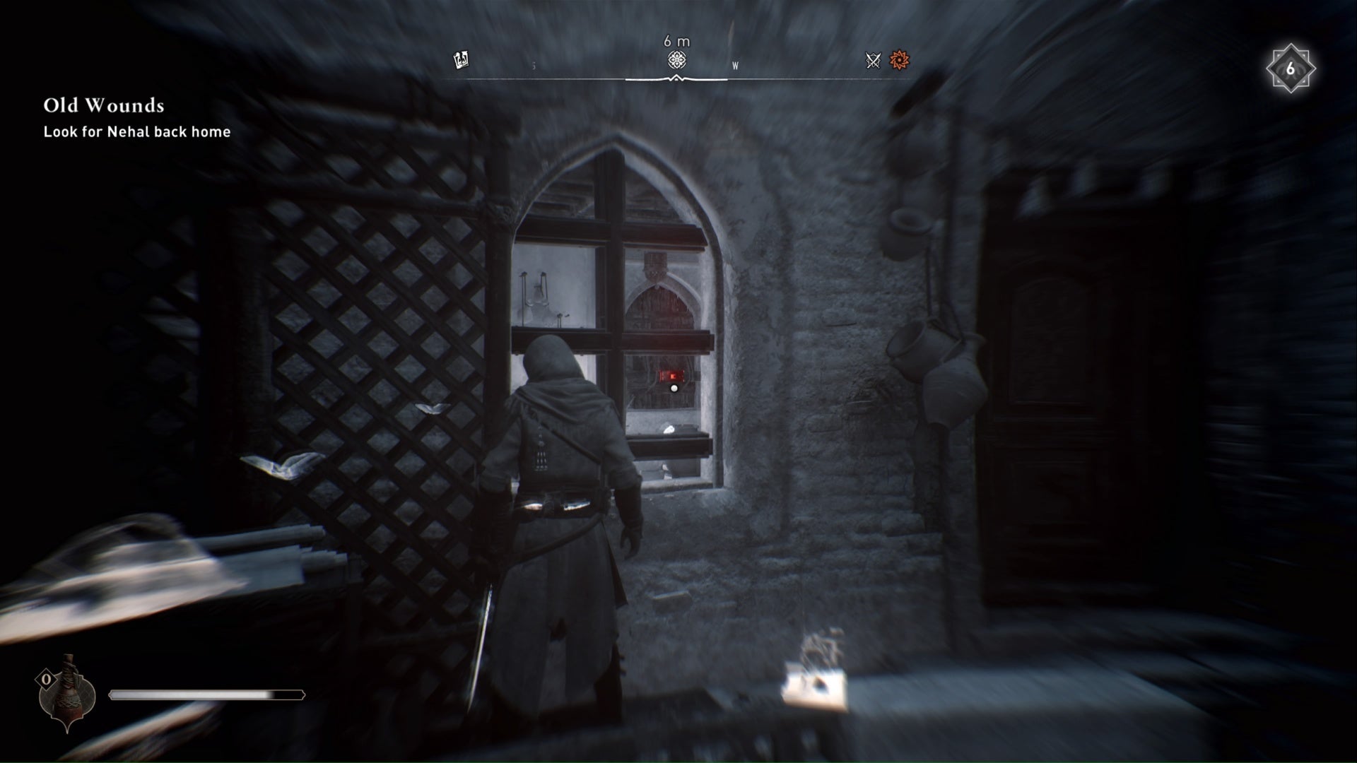 En Assassins Creed Mirage, Basim está mirando a través de una ventana y usando Eagle Vision para resaltar una cerradura en una ventana frente a él.