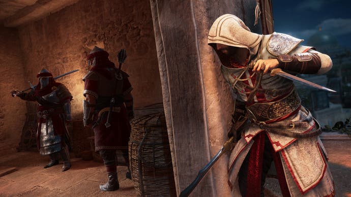 Basim, d'Assassin's Creed Mirage, regardant autour d'un coin avec son épée et son poignard prêts.  Sur la gauche, on voit deux gardes qui veillent.