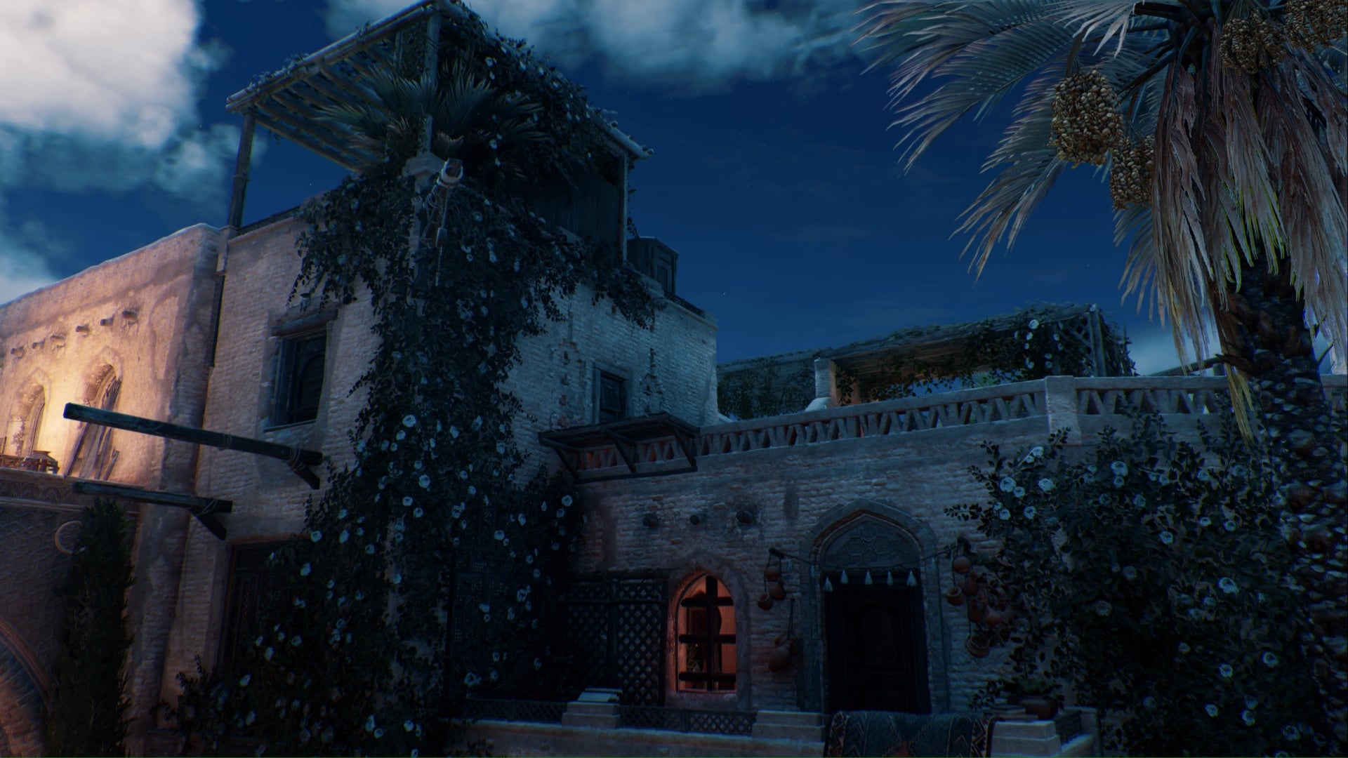 Assassins Creed Mirage, una casa con un pequeño balcón, puerta y enredaderas que trepan por la pared izquierda hasta un pequeño solárium en el tejado.