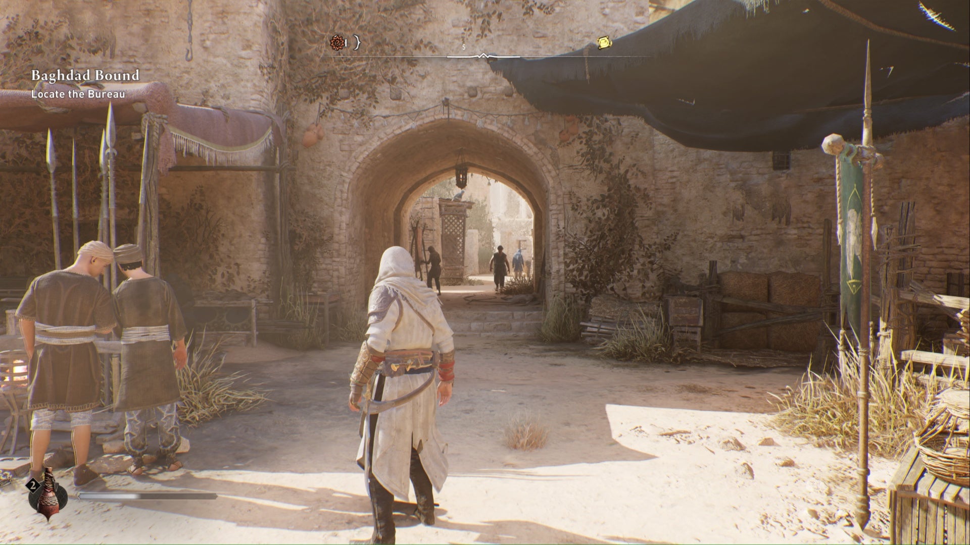 Assassin's Creed Mirage, Basim está frente a un arco a su derecha.