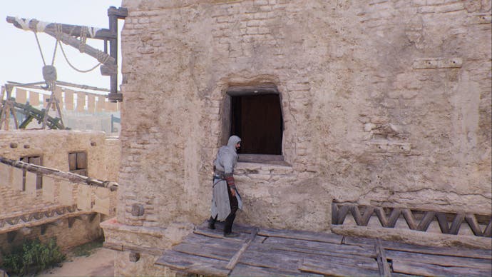 Assassins Creed Mirage Basim face à une fenêtre ouverte pour un bâtiment de récompense d'énigme de défi