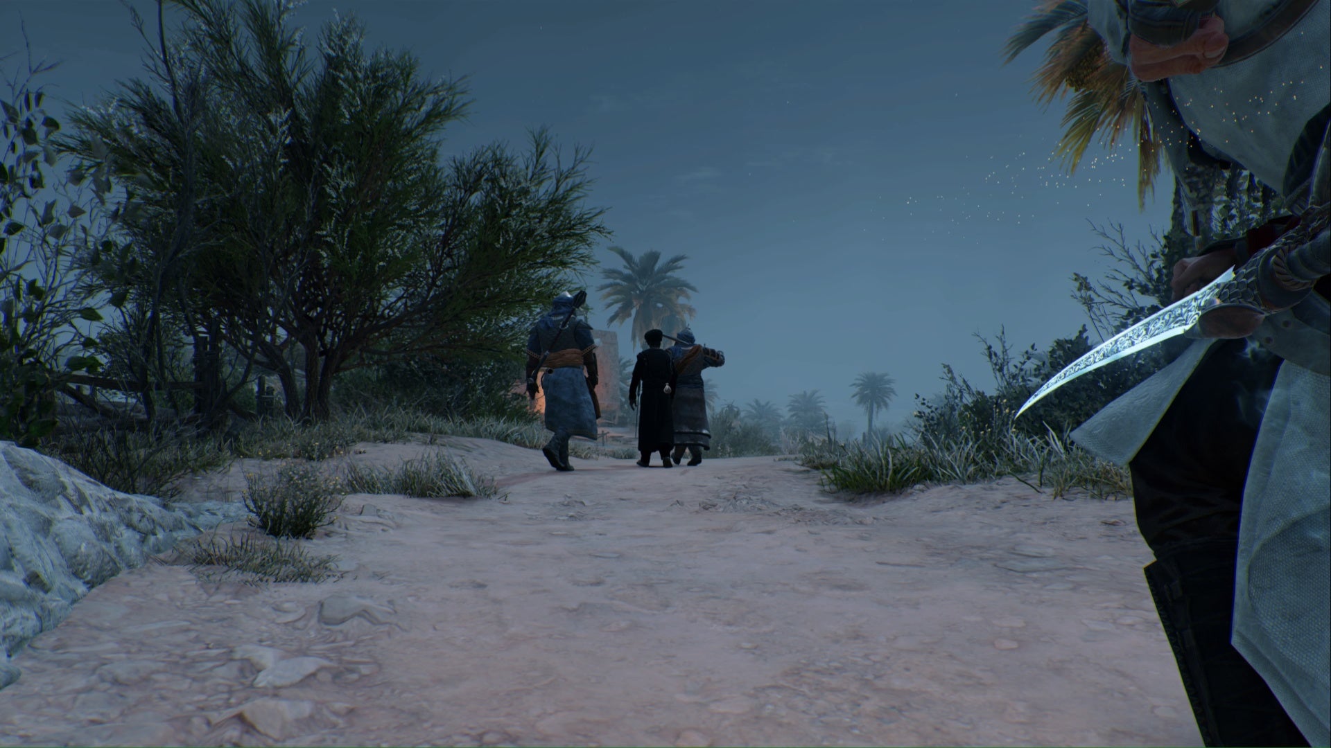 Assassins Creed Mirage Basim está agachado detrás de un tha'abeen y dos guardias en un camino rural