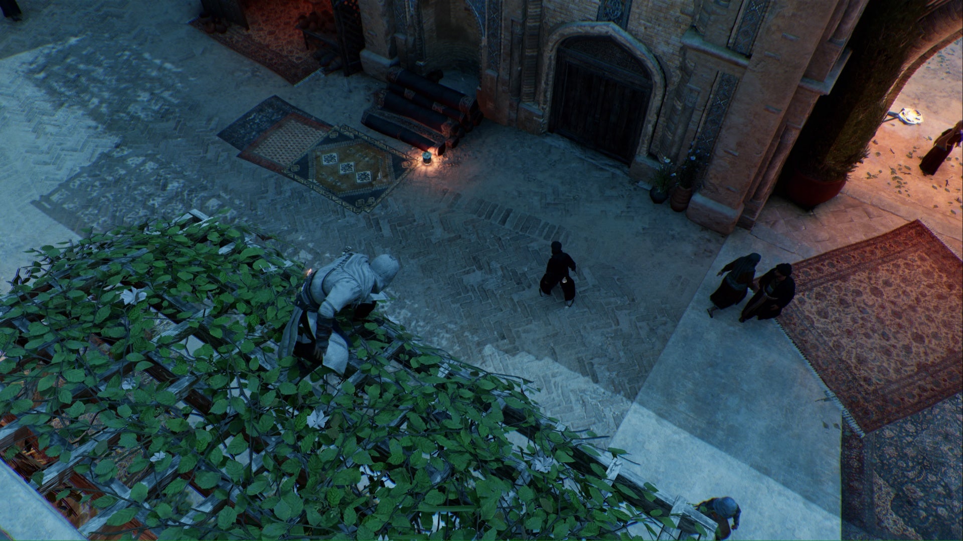 Assassins Creed Mirage Basim está en un techo cubierto de enredaderas redondas mirando hacia un objetivo que se encuentra en la ciudad.