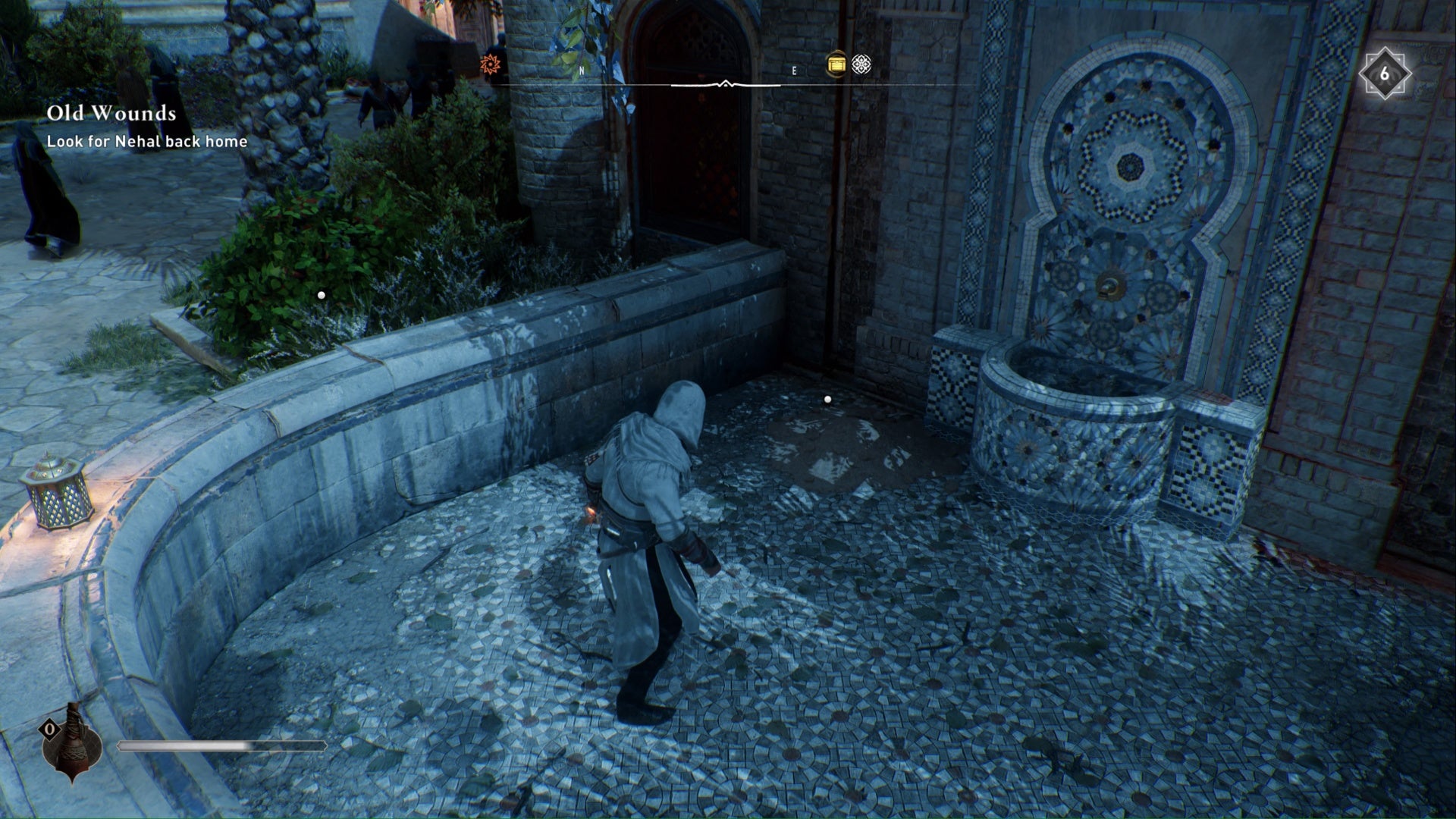 Assassins Creed Mirage, Basim está parado en una fuente en los tribunales mazalim mirando hacia una recompensa escondida en el suelo.