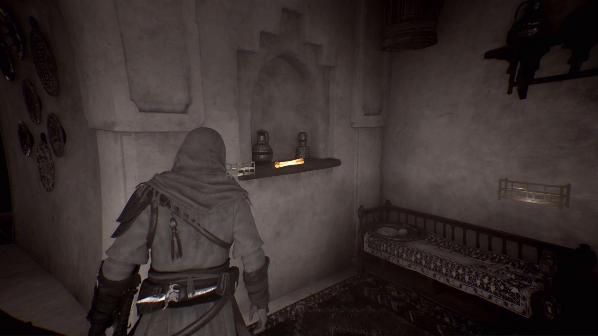 Assassin's Creed Mirage, Basim está usando su visión de águila para resaltar un pergamino enigma en un estante dentro de una casa.