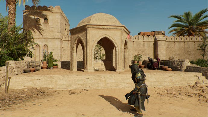 Miraggio di Assassin's Creed, Basim si dirige verso la cupola di pietra del cimitero.