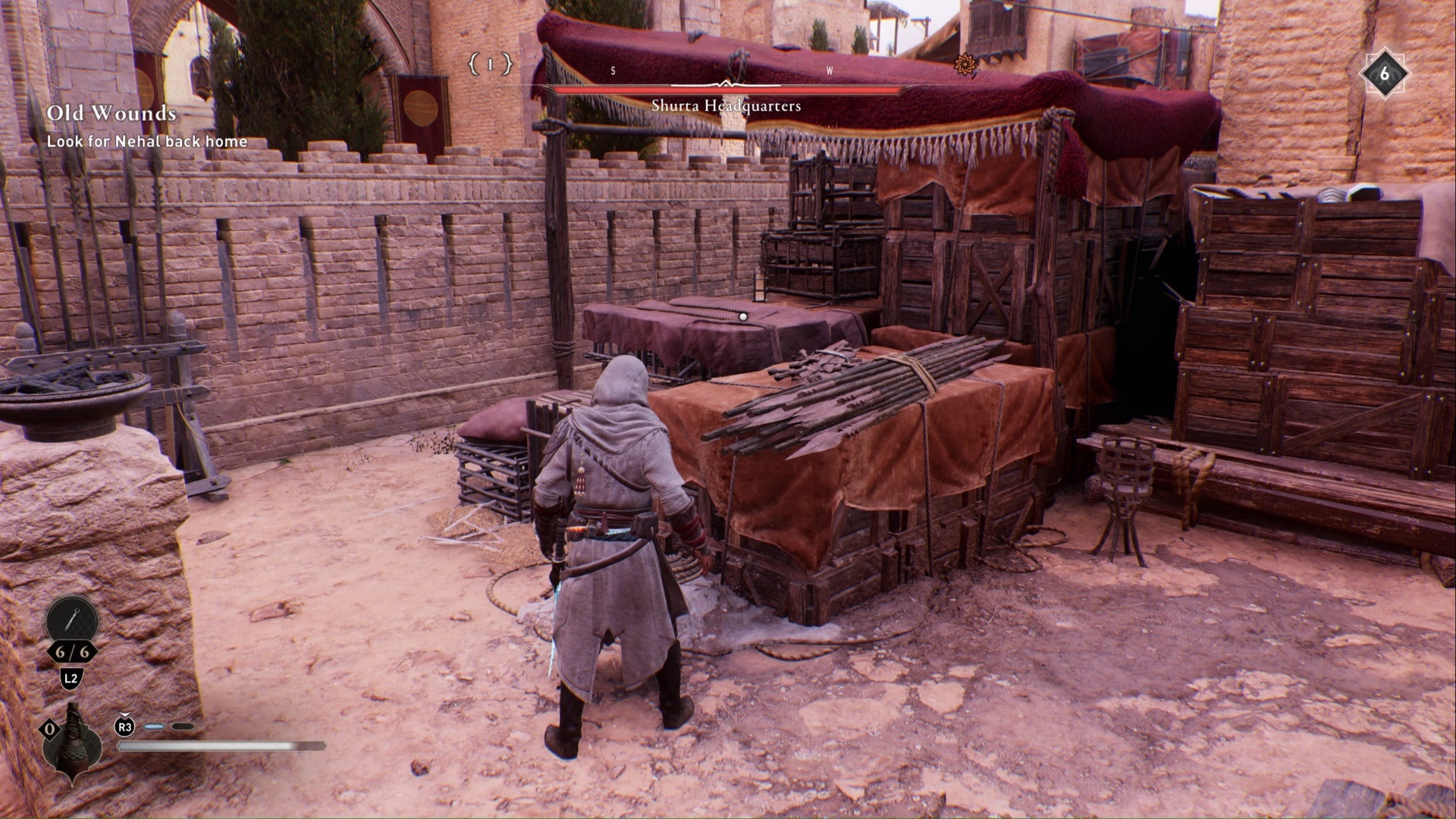Assassins Creed Mirage, Basim está mirando una pila de cajas en un patio en un área restringida.