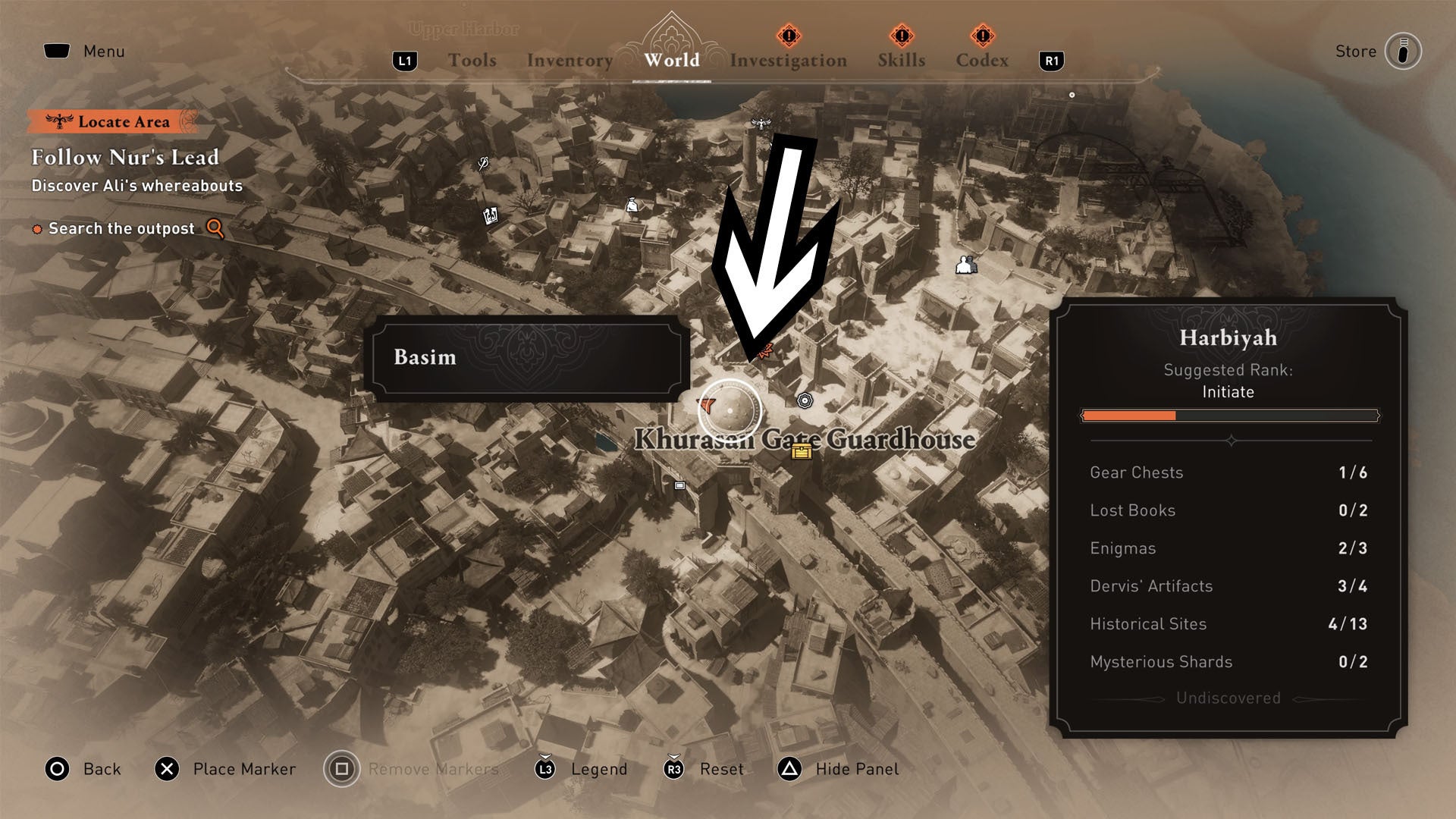 Assassins Creed Mirage, cofre del equipo de la caseta de vigilancia de la puerta de Khurasan cerca de la ubicación del mapa con una flecha apuntando a un techo arribadado.