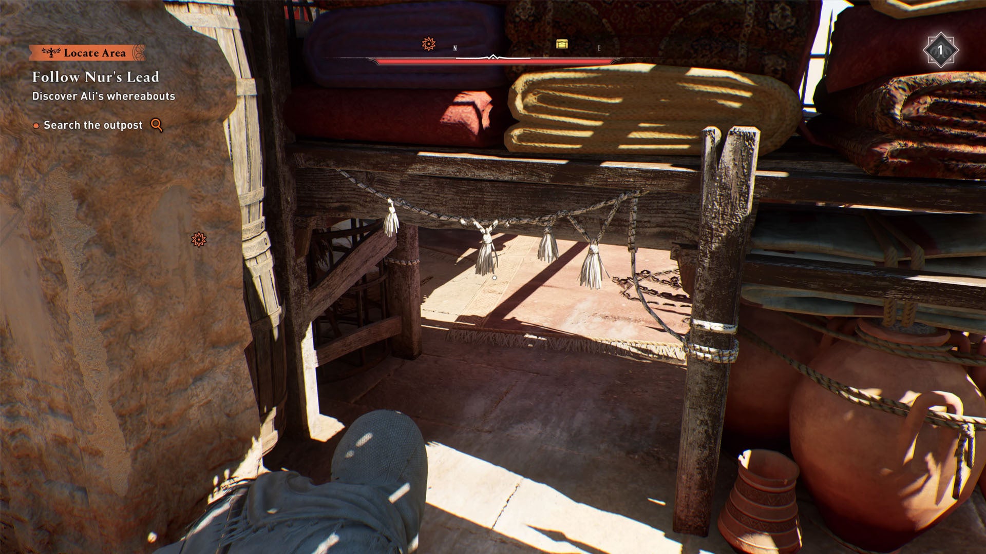 Assassins Creed Mirage Khurasan Gate Guardhouse Gear Chest Puzzle, Basim está agachado junto a una entrada secreta.