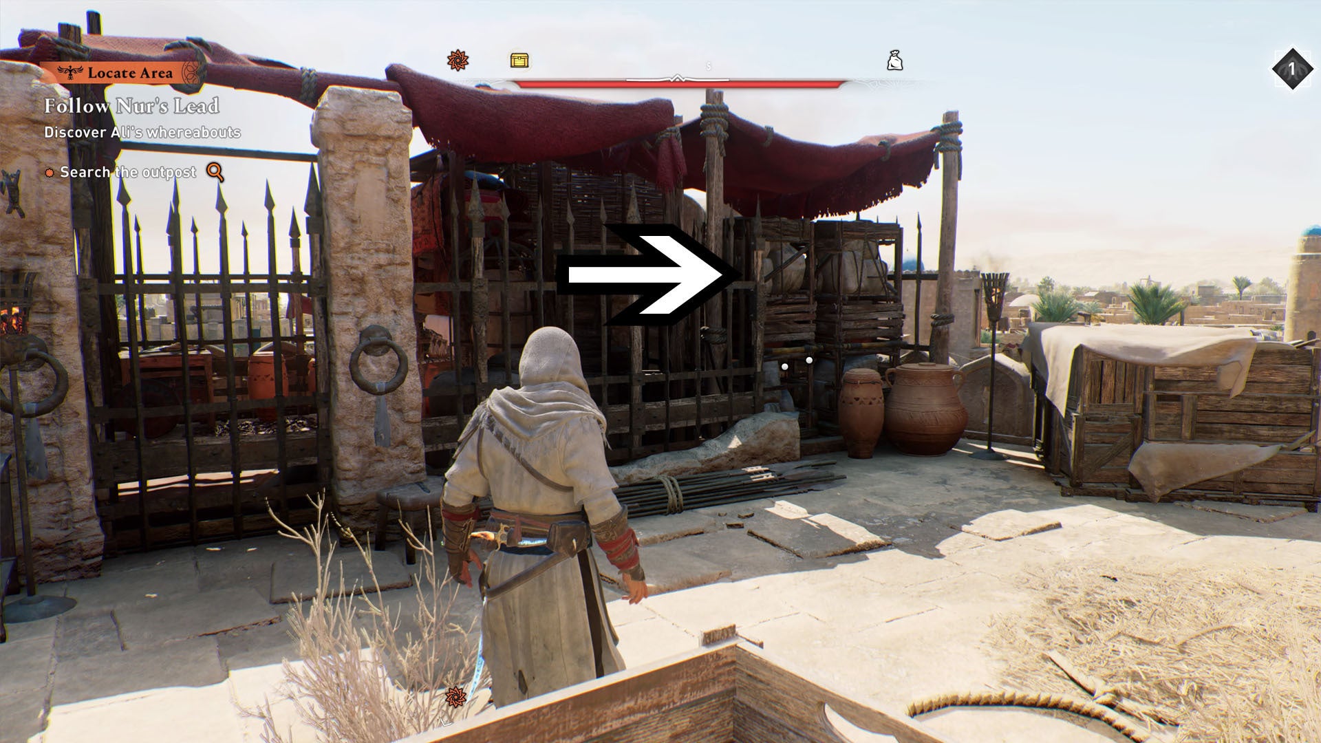 Assassins Creed Mirage, Basim frente a la entrada del rompecabezas del cofre de equipo de la caseta de vigilancia de la puerta de Khurasan.  Una flecha apunta a un conjunto de cajas grandes.