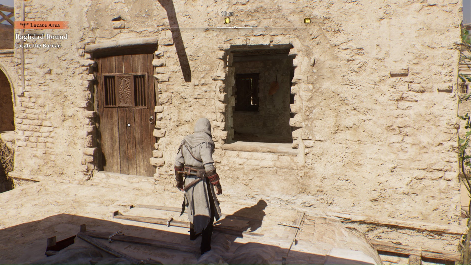 Assassins Creed Mirage, Basim está frente a una ventana que conduce al interior de un edificio con una puerta bloqueada a su izquierda.