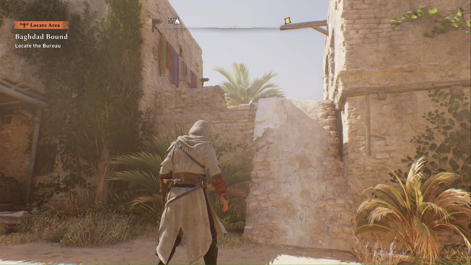 Assassins Creed Mirage, Baism está mirando una pendiente hacia la entrada del edificio.