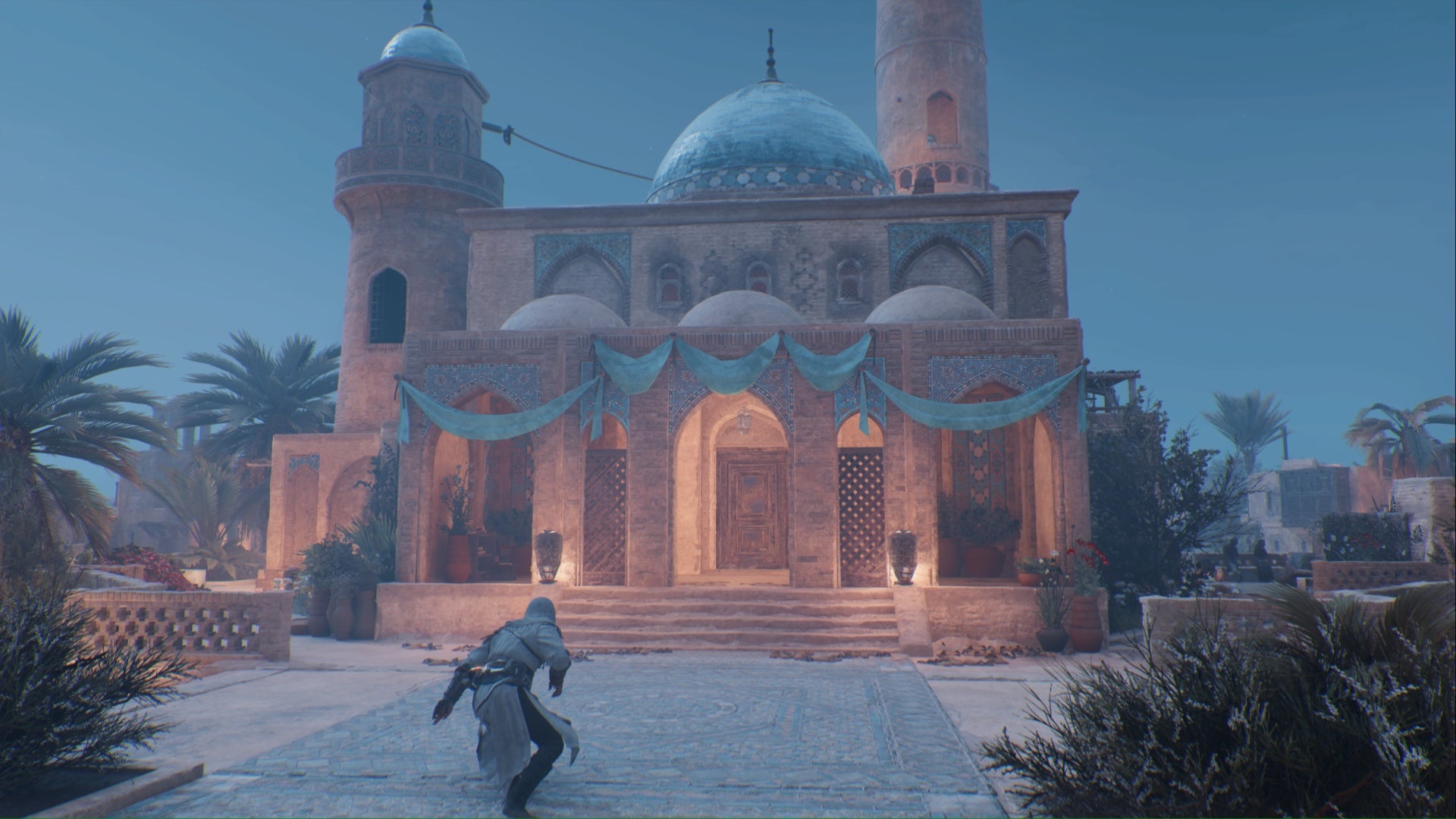 Assassins Creed Mirage, Basim corre frente a la mezquita en Kahtabah