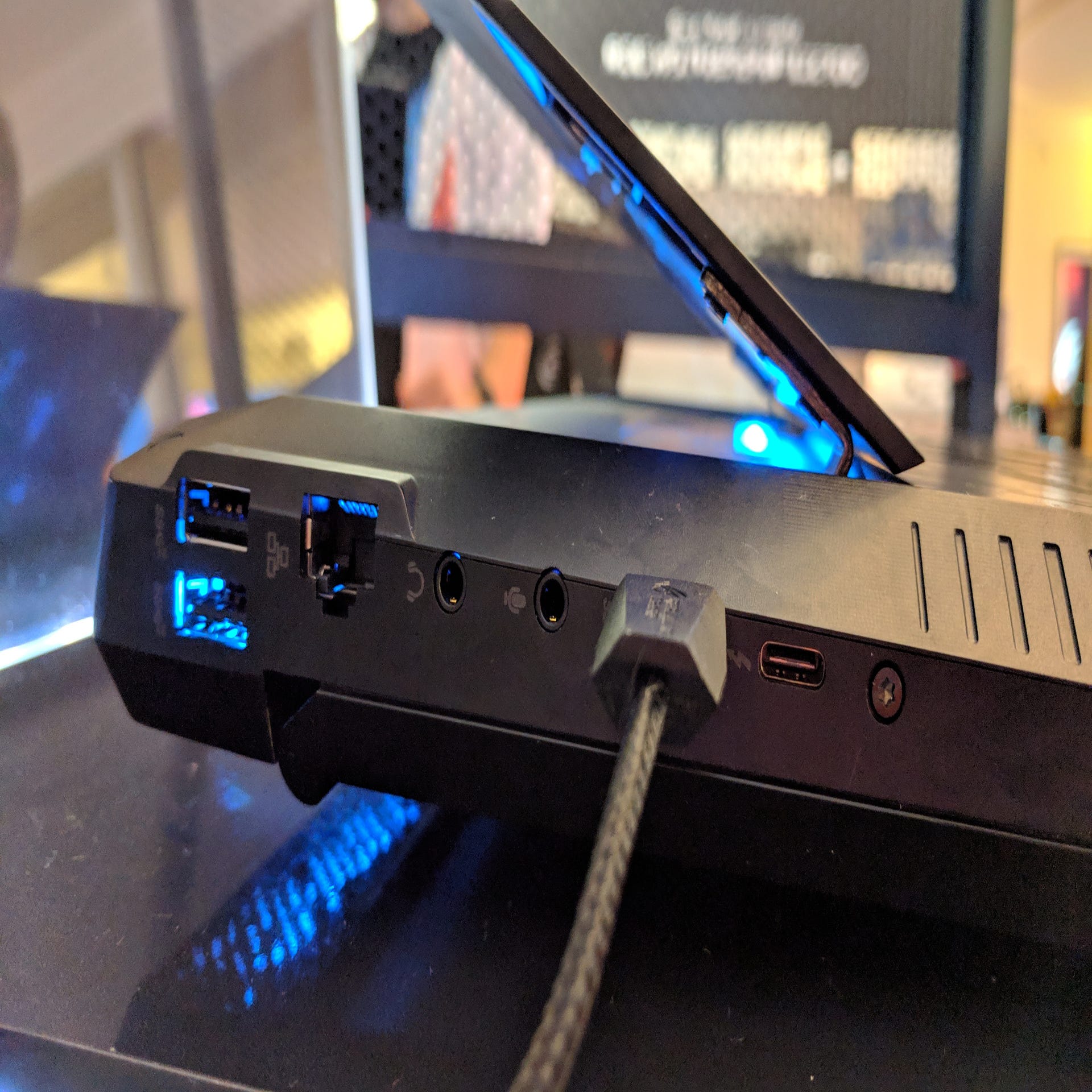 CES 2019 : Asus dévoile son impressionnant PC 2-en-1, le ROG Mothership de  17 pouces