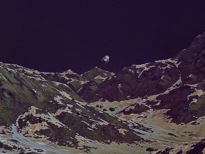 Snímek obrazovky strašidelného, ​​jiskřivého asteroidu nad povrchem planety ve Hvězdném poli, zveřejněný uživatelem Twitteru Niallem H.