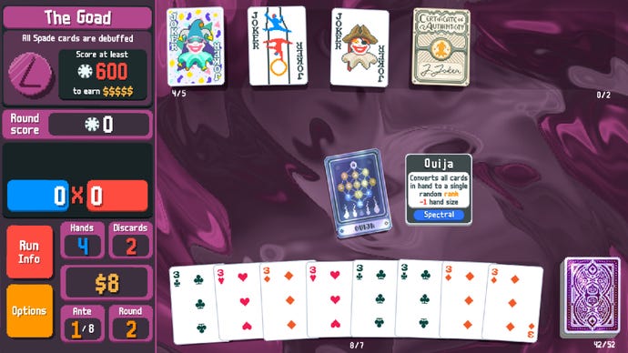 Eine Hand voller Pokerkarten säumt den unteren Bildschirmrand, mit vier Jokerkarten über dem Spielbereich in Balatro