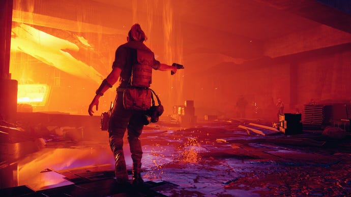 Jesse zielt mit einer Waffe durch einen leuchtend rot-orangefarbenen Raum in Control