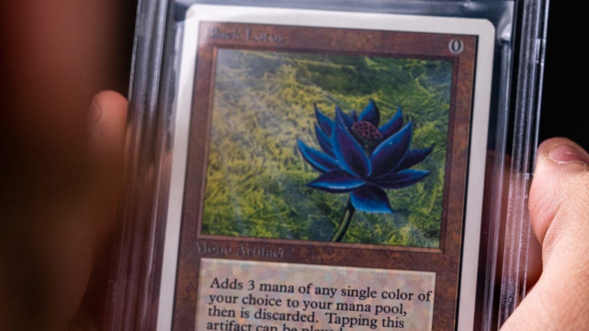 Tangan Memegang Sihir: The Gathering Black Lotus Card
