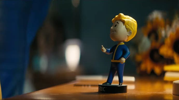 Un muñeco cabezón de Vault Boy en la serie de televisión Fallout de Amazon