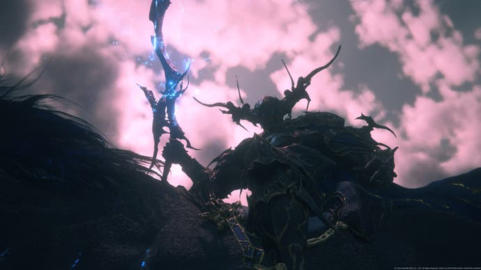 Uma cena da Final Fantasy 16, mostrando um enorme cavaleiro de armadura a cavalo