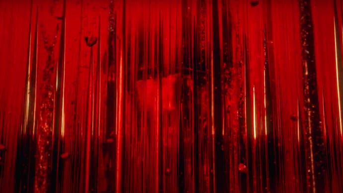 Il volto del Capitano Price emerge, appena visibile, tra aghi neri astratti su sfondo rosso.