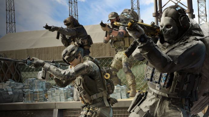 Call of Duty Warzone 2023, four players brandishing their weapons ready to fight.