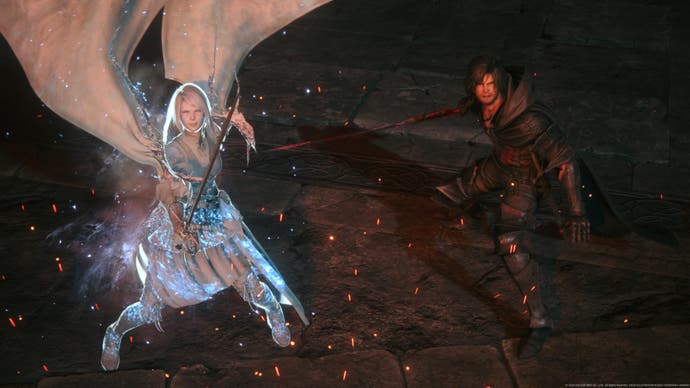 Zwei Hauptfiguren von Final Fantasy 16, eine halb-transformierte von Ice Magic, die einer Bedrohung außerhalb des Bildschirms ausgesetzt ist