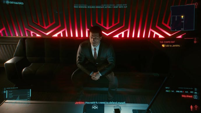 Cyberpunk 2077'deki oyuncu, bir kulüpte oturan bir takım elbiseli bir corpo olan Jenkins ile konuşuyor
