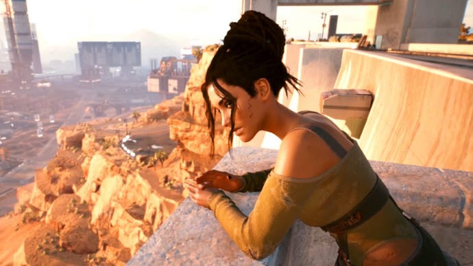 Панам от Cyberpunk 2077, докато тя се навежда на балкон с изглед към селище с номад