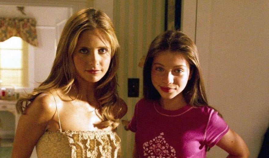 Promotional photograph of Sarah Michelle Gellar and Michelle Trachtenberg for Buffy