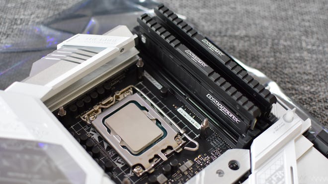 Asus ROG Strix Z690-A Gaming WiFi D4 Anakart Intel Core i5-12600K ve DDR4 RAM takıldı
