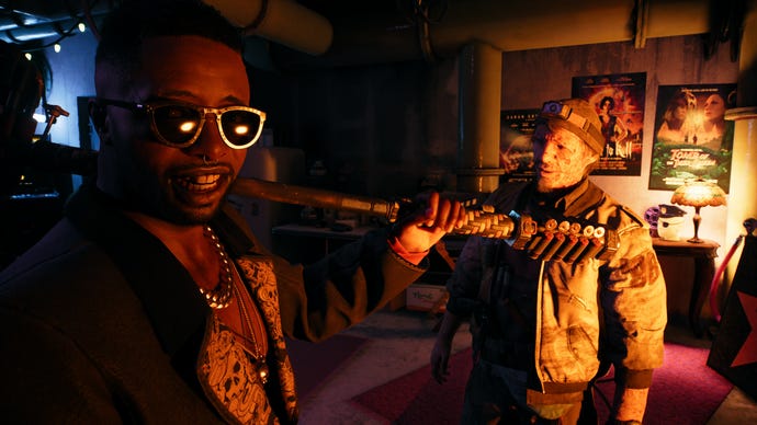 ¡Es Sam B de Dead Island, ahora en Dead Island 2!  Está de muy buen humor y sostiene un gran martillo sobre su hombro.
