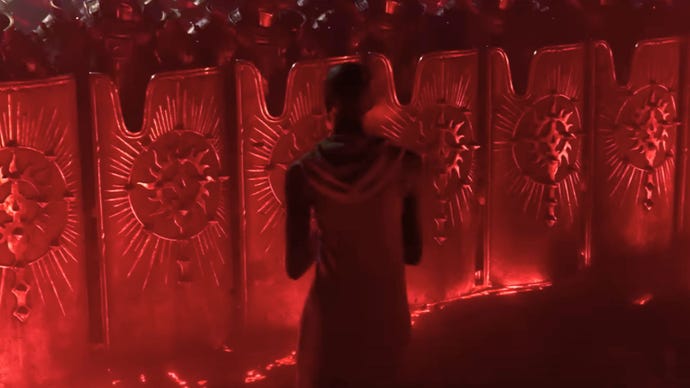 La silueta de alguien rezando en un santuario mientras espera a Lilith de Diablo 4.